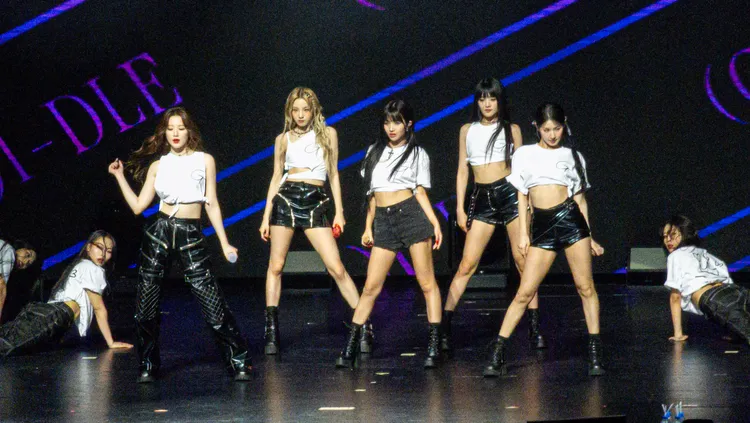 舒華（左二）去年7月帶著(G)-IDLE回台演出。資料照片