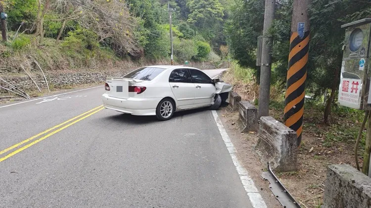 右前輪都被撞得扭曲脫落。民眾提供