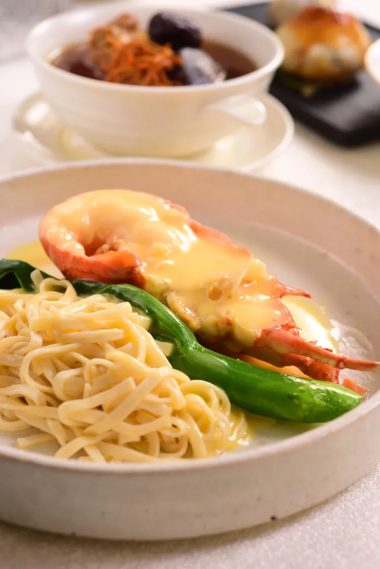 幸福「龍」給妳！套餐的「芝士奶油焗小龍蝦」，嚴選新鮮活體龍蝦搭配特製醬料及伊麵，海味滿滿外飽足感十足。潮品集．潮坊提供