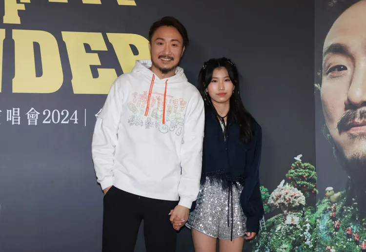 鄭中基（左）帶女兒一起攻蛋。莊宗達攝