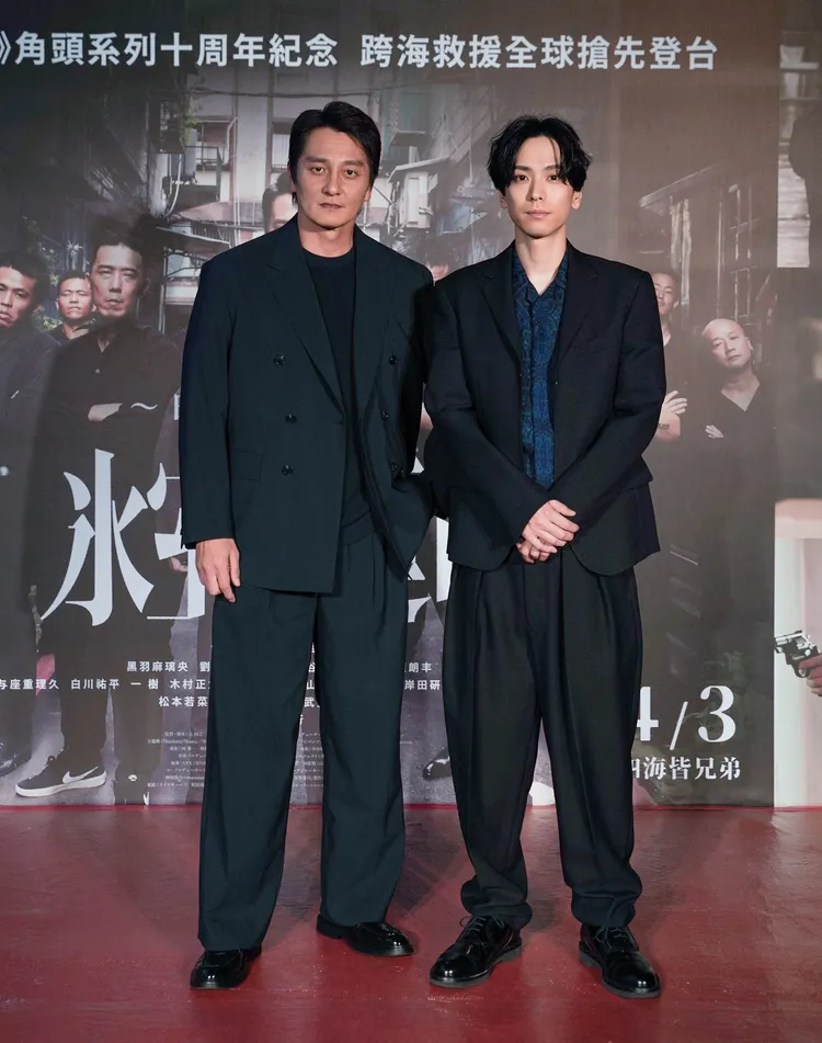 本宮泰風（左）、黑羽麻璃央記者會上大嗑臭豆腐。希望影視行銷提供