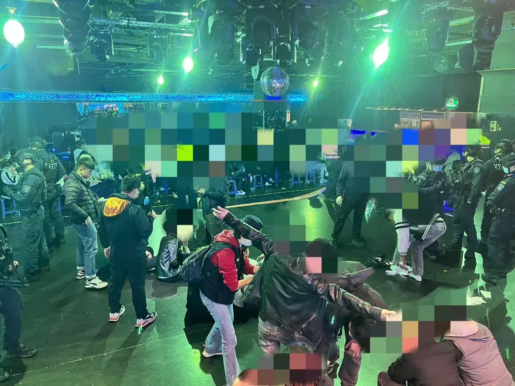 專案小組出動上百名警力進入夜店控制全場。警方提供