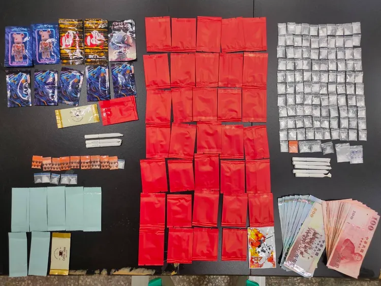 警方起出大量K他命、毒咖啡包。警方提供