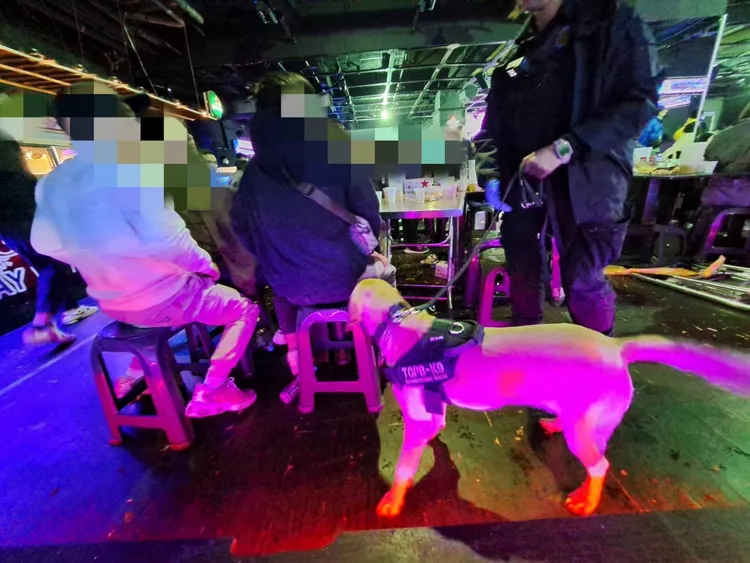 緝毒犬巡視指引員警起出一包又一包的毒品。警方提供