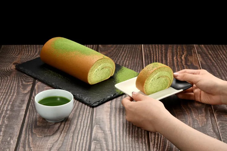 歡慶內湖旗艦店、捷運北車店開幕，亞尼克推出隨享卡會員專屬驚喜禮，來店消費不限金額，就有機會獲得只送不賣的品牌感恩特製「宇治抹茶生乳捲切片」乙份。業者提供