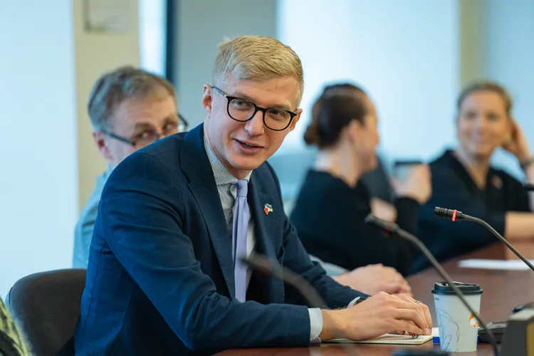 裴克多分享，國會選舉超過一半的選民是透過網路投票。民眾黨提供