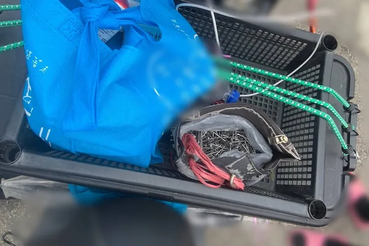 警方在機車腳踏板發現一包鐵釘。讀者提供