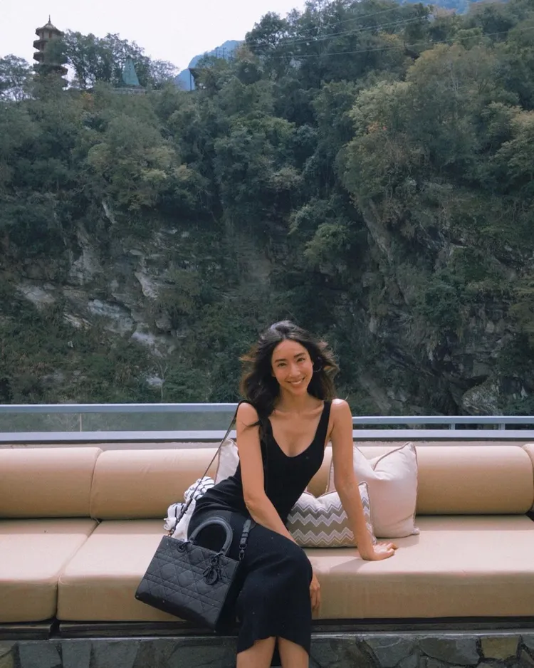 隋棠和老公Tony到花蓮旅遊，背上DIOR 2024春夏D-Sire包款。翻攝隋棠IG