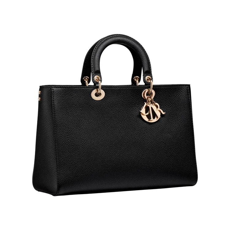 Lady D-Sire黑色粒面皮革大型提包，21萬元。品牌提供