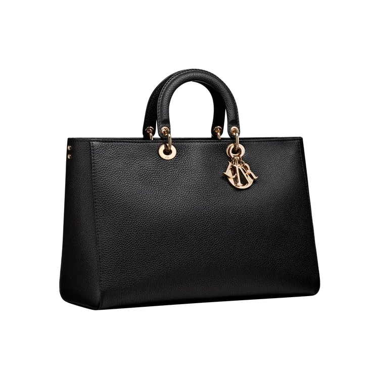 Lady D-Sire黑色粒面皮革中型提包，19萬5000元。品牌提供