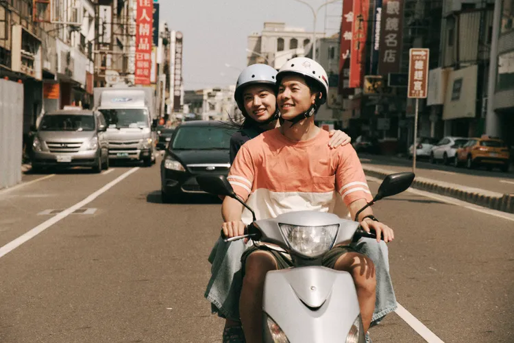 許光漢騎車載著清原果耶穿梭台南大街小巷。翻滾吧男孩電影有限公司提供