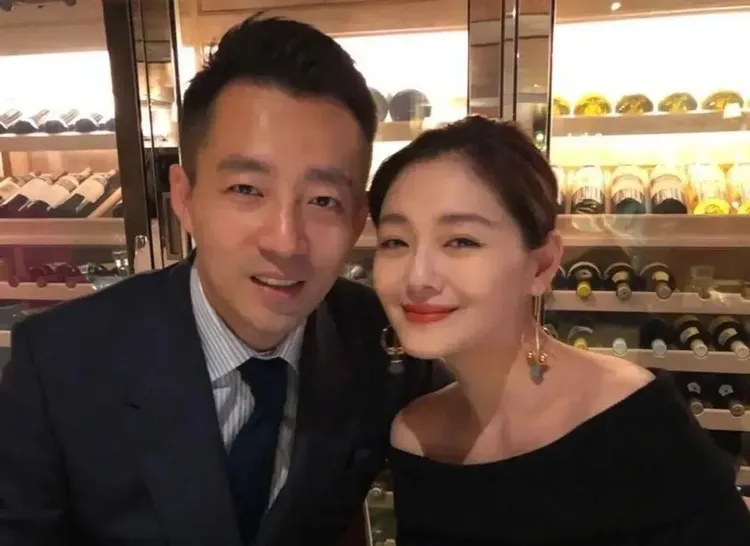 汪小菲（左）和大S曾經甜蜜恩愛，但離婚後卻面臨打官司的局面。翻攝汪小菲微博