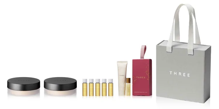 台中三越、漢神巨蛋、中壢SOGO獨家柔光極致晶透蜜粉二入組：購買柔光極致晶透蜜粉*2，贈送AROMA香氛護手組正貨 +平衡潔膚油N 10ml*5 +禮物提袋，3900元。品牌提供