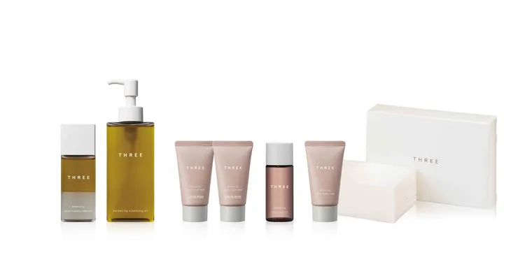 平衡潔膚組：購買平衡精萃重點卸粧露N+平衡潔膚油N，贈送平衡花蜜洗顏皂霜22g*2+水凝露28ml+水凝乳22ml+有機化妝棉R 14pcs，2750元。品牌提供