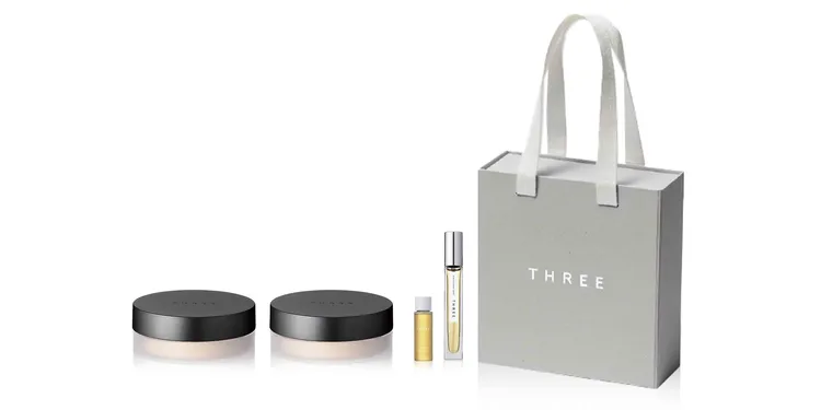 A8、站前三越獨家柔光極致晶透蜜粉二入組：購買柔光極致晶透蜜粉*2、贈送精油淡香水正貨 +平衡潔膚油N 10ml*5 +禮物提袋，3900元。品牌提供