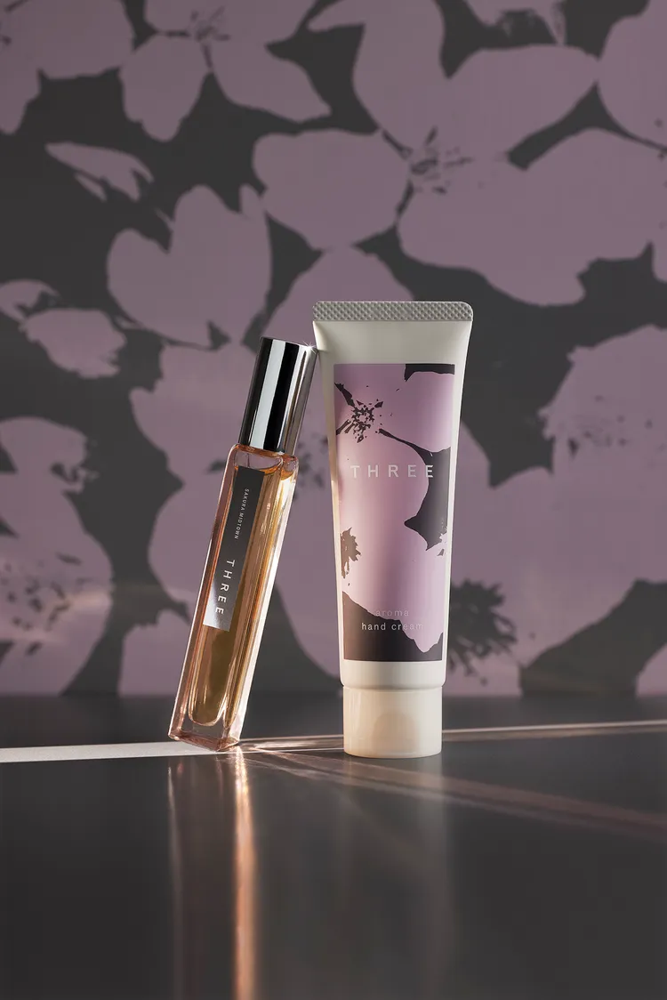精油淡香水城中之櫻9ml／1750元、AROMA護手霜城中之櫻（右）50g／1200元。品牌提供