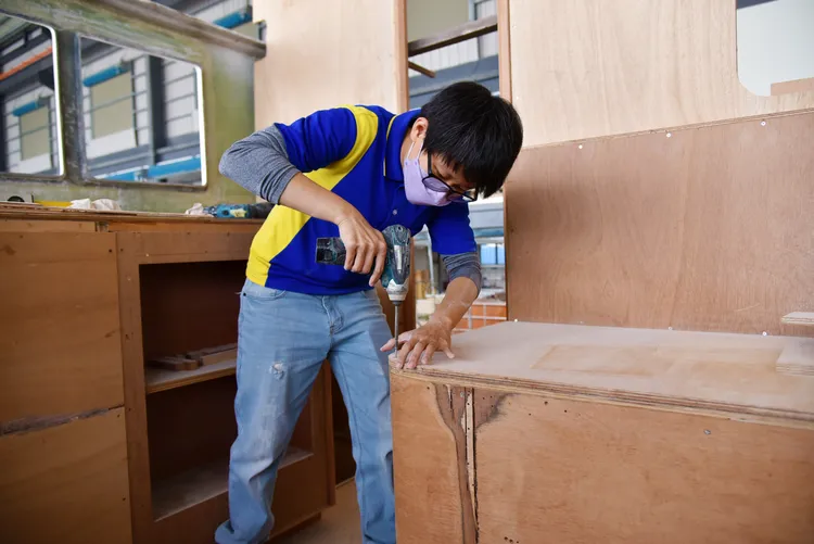 游慧蓉尚未結訓就取得家具木工丙級證照，還被遊艇公司延攬上班。王志弘攝