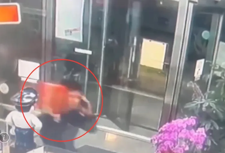 石性男子邊打電話邊扛著上千顆空彈殼，進入忠孝派出所報案。翻攝畫面