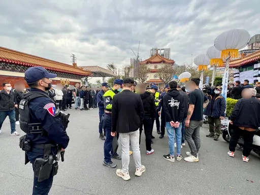 太陽聯盟副會長「熹董」公祭 白狼、上千黑衣人送別!110名警力維秩序