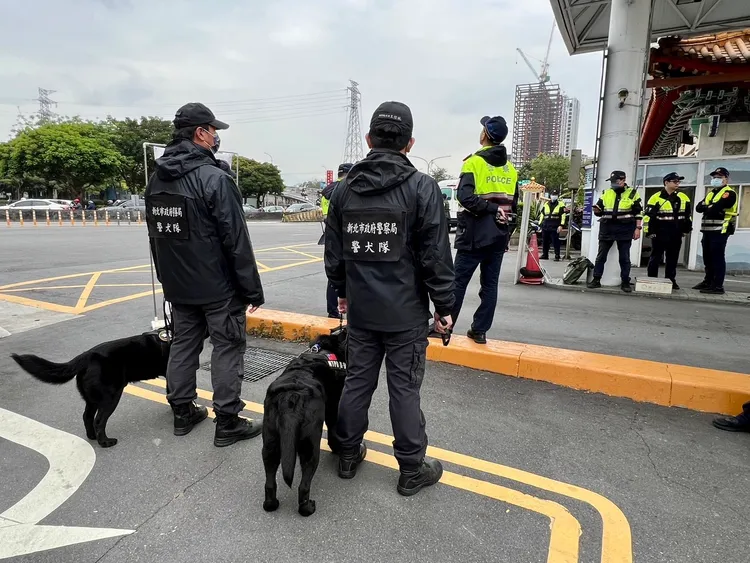少年警察隊及警犬隊等單位到場支援。翻攝畫面