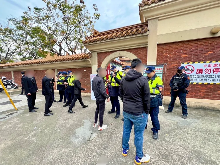 警方餘入口執行盤查。翻攝畫面