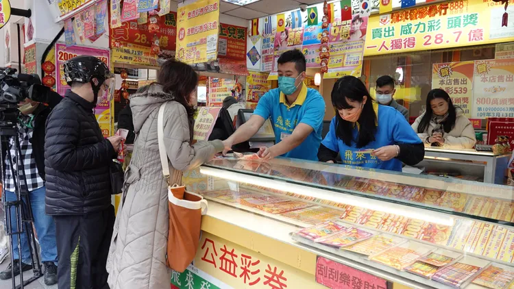 民眾買彩券。資料照