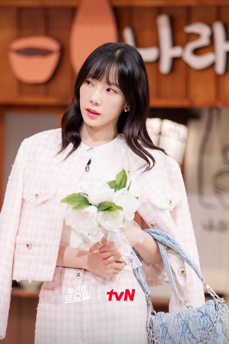 太妍與潤娥選穿同套粉色粗花呢套裝。翻攝vN