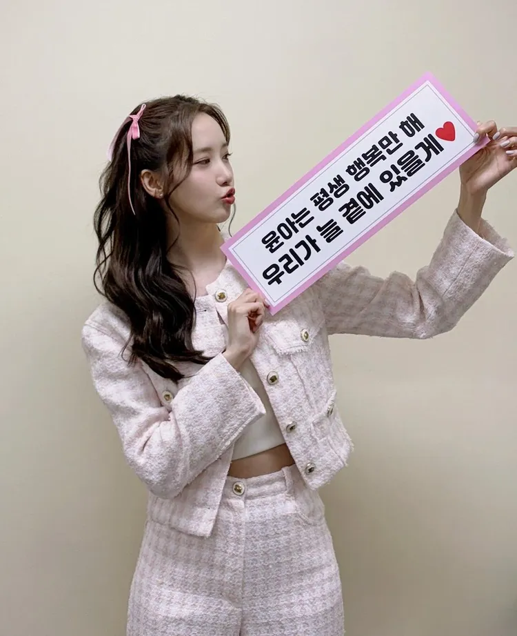 潤娥以粉色粗花呢外套、長褲打造出優雅穿搭。翻攝潤娥IG