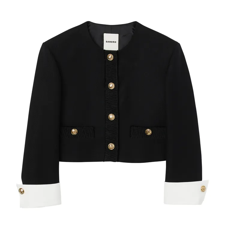 黑色金扣短版外套，1萬6390元。品牌提供