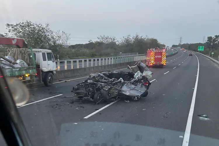 轎車駕駛當場慘死。取自記者爆料網