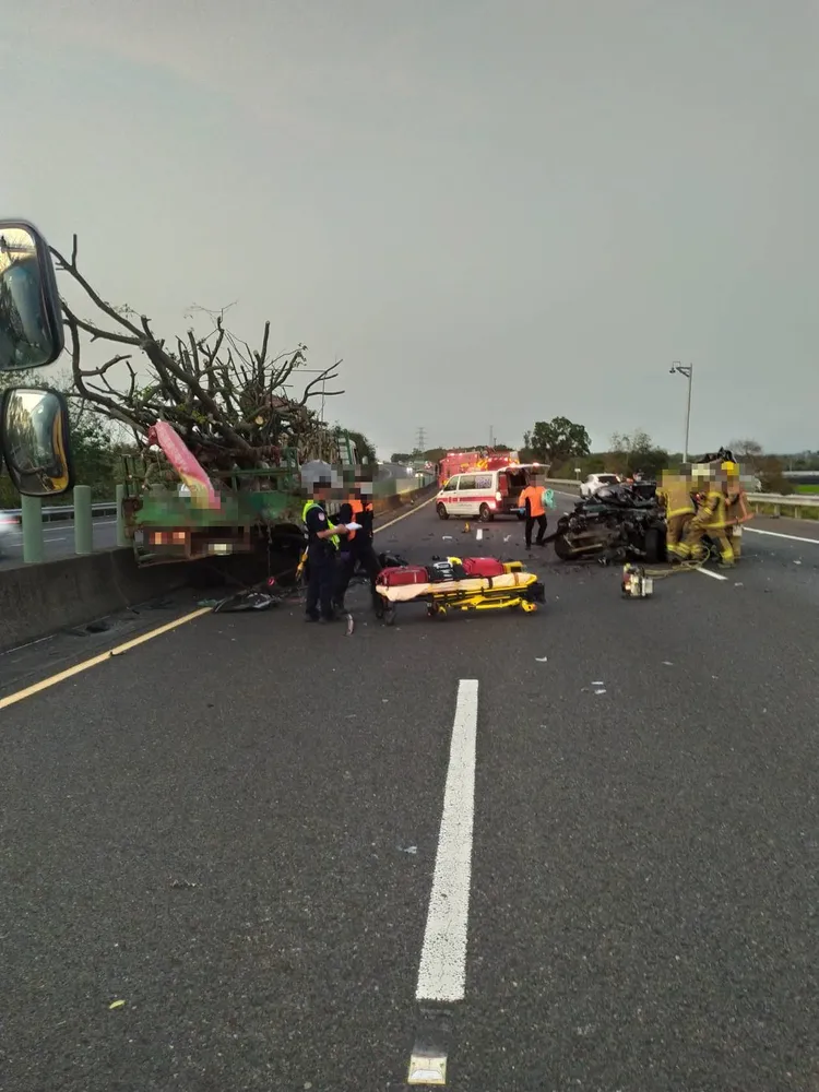 駕駛被救出時已明顯死亡。警方提供