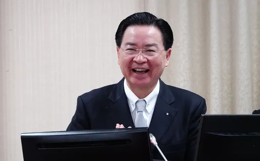 續任外交部長？吳釗燮苦笑一句話回應　被指更適任國防部長急喊：別害我
