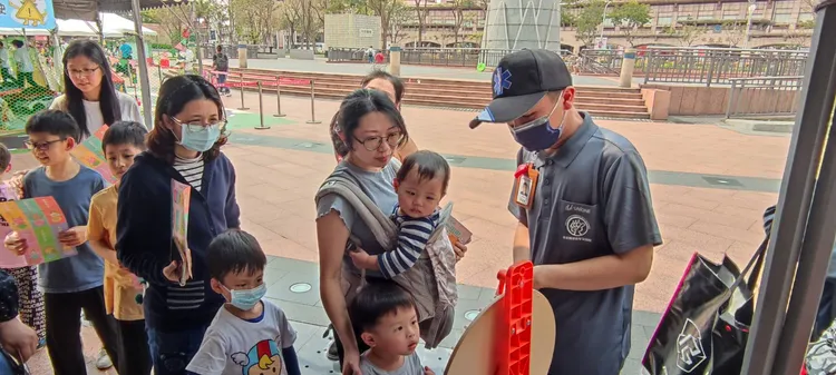 消防局人員與民眾互動。翻攝畫面