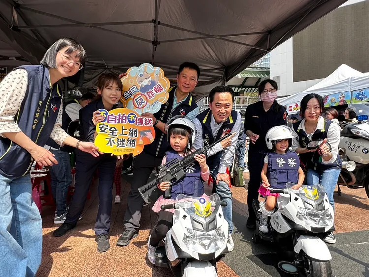 新北市婦幼隊與小朋友合影。翻攝畫面