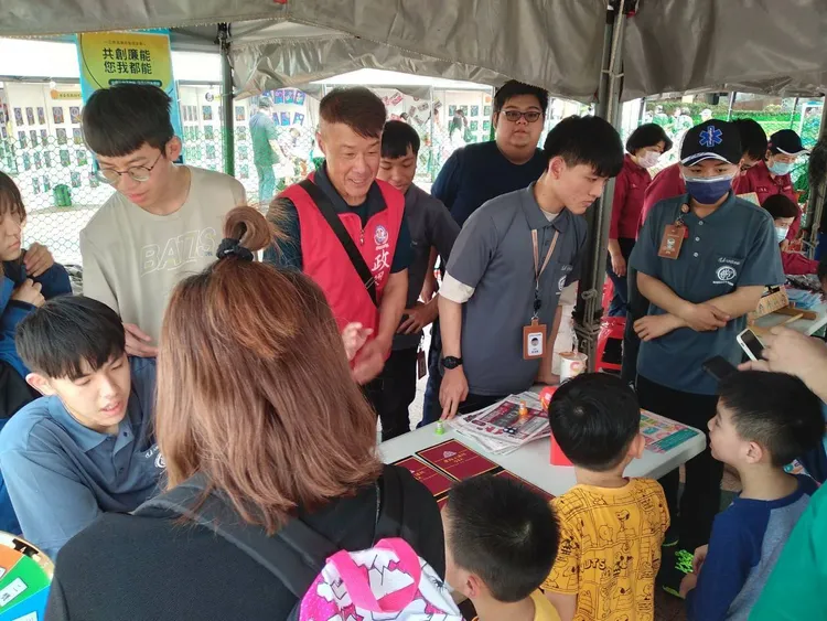 消防局擺設攤位與民眾同樂。翻攝畫面