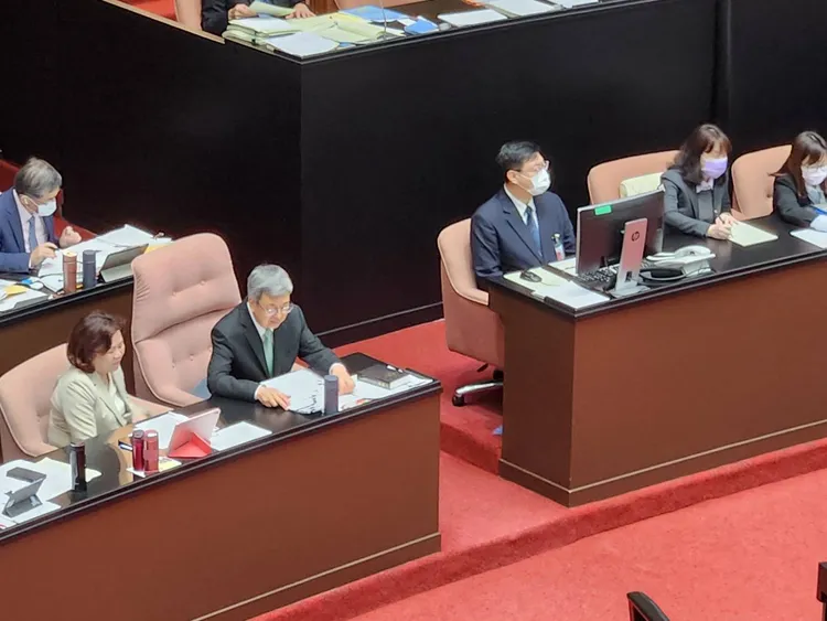 陳建仁將聖經帶到位子上。施智齡攝