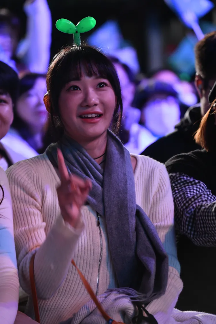 愛莉莎莎在選前現身柯文哲的造勢力挺。資料照片