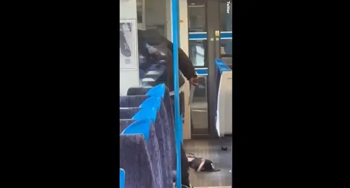 英版郑捷?猛刺地铁乘客后亮刀逃逸 男重伤与死神拔河