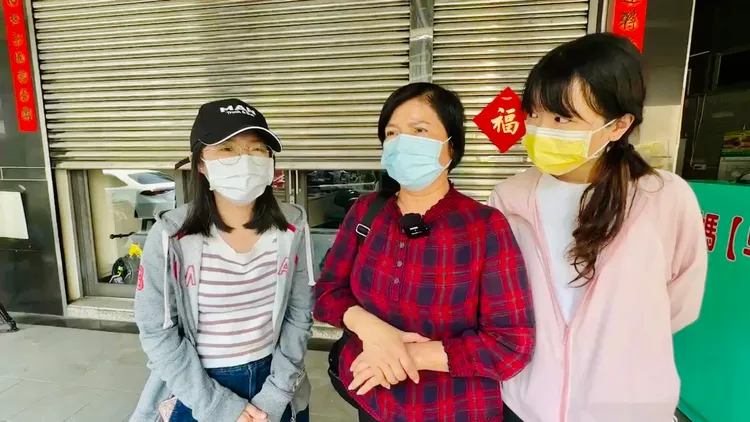 公司負責人張小姐(中)出面說明。讀者提供
