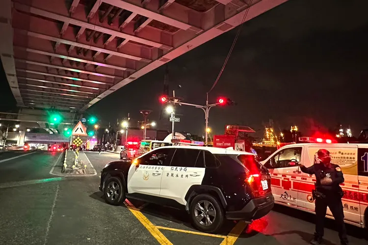 遊覽車理應走(圖左)車道，疑因路不熟誤闖機慢車道。市府提供