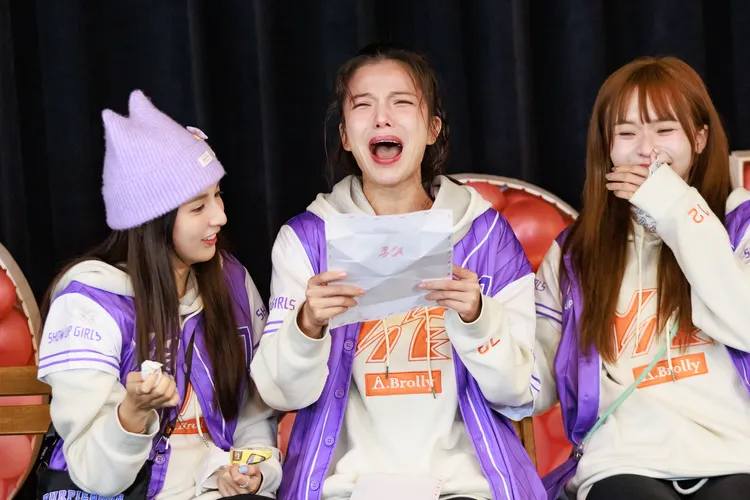 Dora（左起）、謝凱蒂、廖苡任讀感謝信大哭。好看娛樂提供