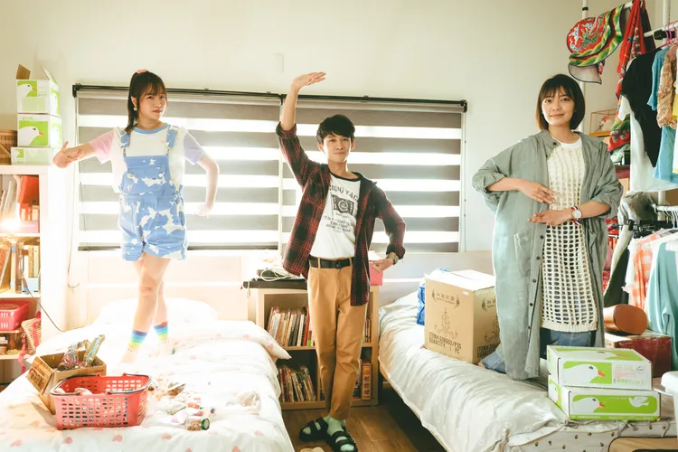 林雨宣（右起）與洪毓璟、鄭茵聲比歌仔戲身段。華視提供