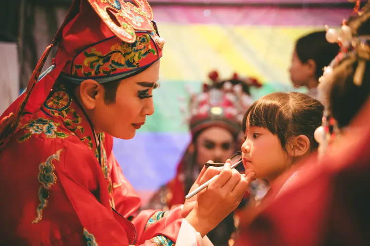 陳亞蘭（左）幫小映月畫歌仔戲妝。華視提供