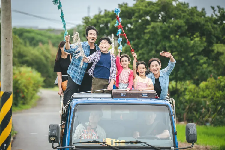 陳亞蘭、莊凱勛一家人合影。華視提供