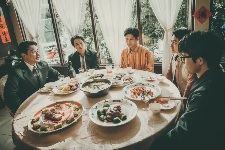 《鹽水大飯店》二大反派江宏恩（左起）、黃鐙輝設鴻門宴，威逼利誘張耀仁幫自己做事。公視台語台提供