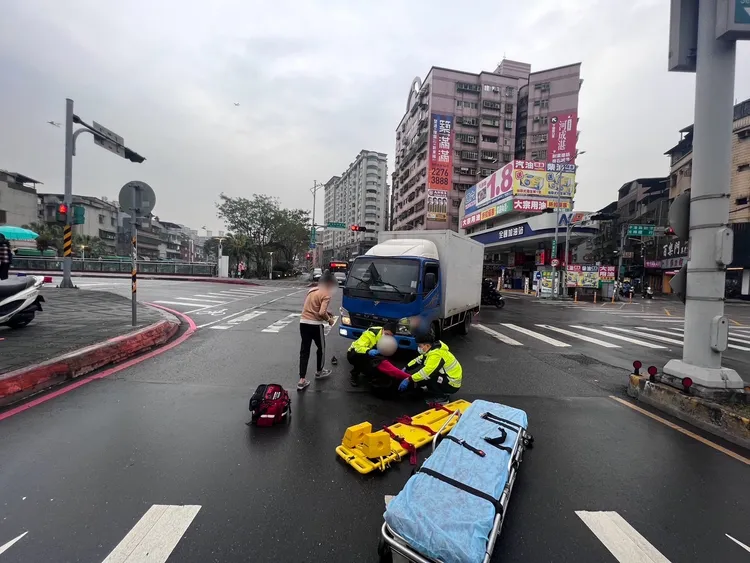 警消到場將婦人送醫。翻攝畫面