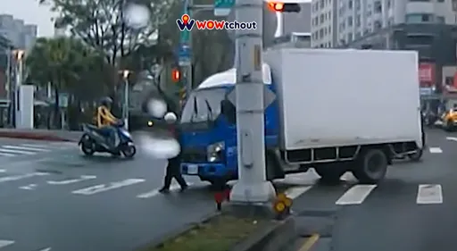 行人地獄又來了！新莊63歲婦人走斑馬線　遭左轉小貨車狠撞