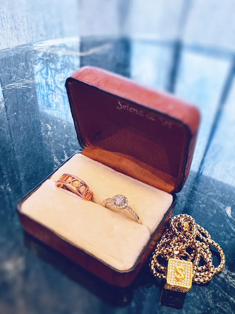 陳珮甄把婚戒寄還作家H。翻攝自陳珮甄臉書