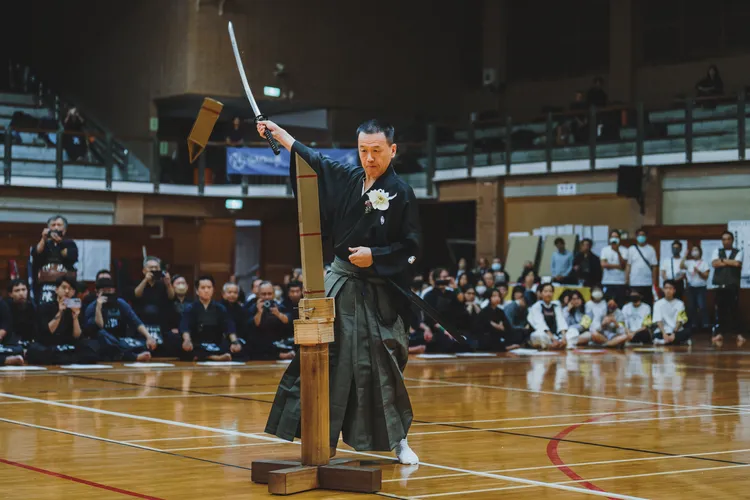 日本拔刀道連盟會長菅野茂先生表演真刀演武。文化局提供