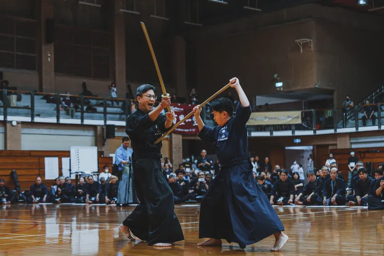 英國劍友館全劍連制定杖道形演武。文化局提供